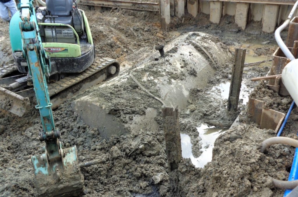 ガソリンスタンドの地下タンク撤去工事作業の画像です。